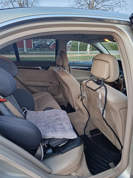 Mercedes-Benz C350 11 of 25