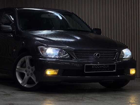 Lexus IS200 2 of 23
