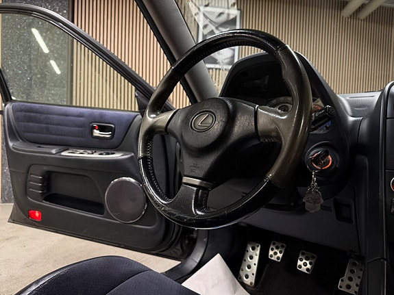 Lexus IS200 16 of 23