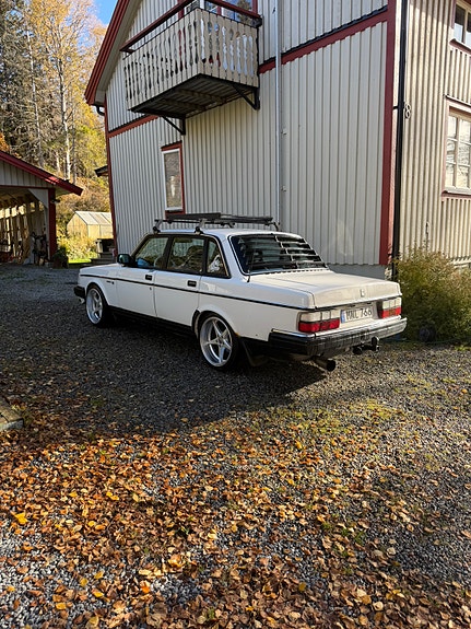 Volvo 240 2 of 7
