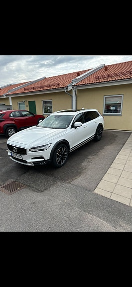 Volvo V90 Cross Country 2 of 14