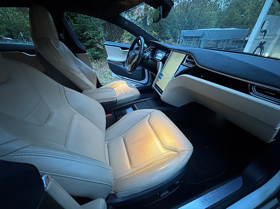 Tesla Model S 5 of 7