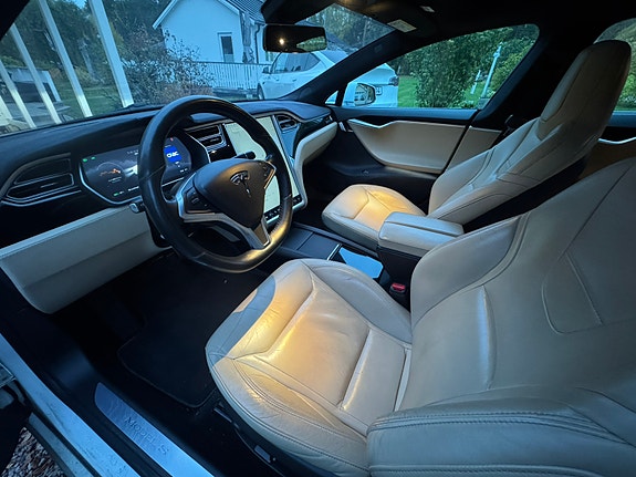 Tesla Model S 4 of 7