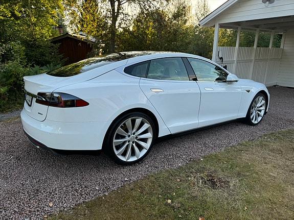 Tesla Model S 3 of 7