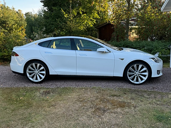 Tesla Model S 2 of 7