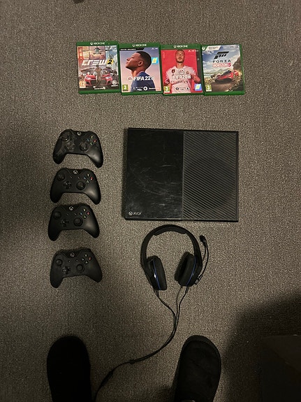 Xbox One, kontroller, spel och headset