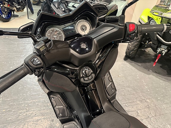 Yamaha XMAX 300 Tech Max 7 of 8