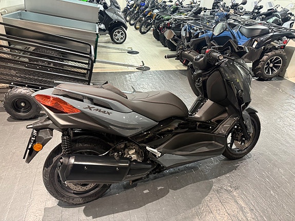 Yamaha XMAX 300 Tech Max 2 of 8