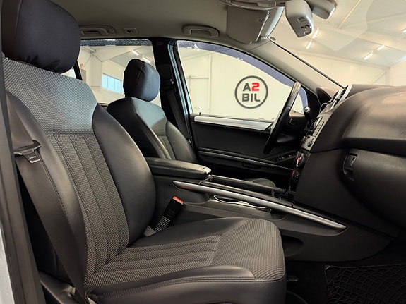 Mercedes-Benz ML 320 13 of 25