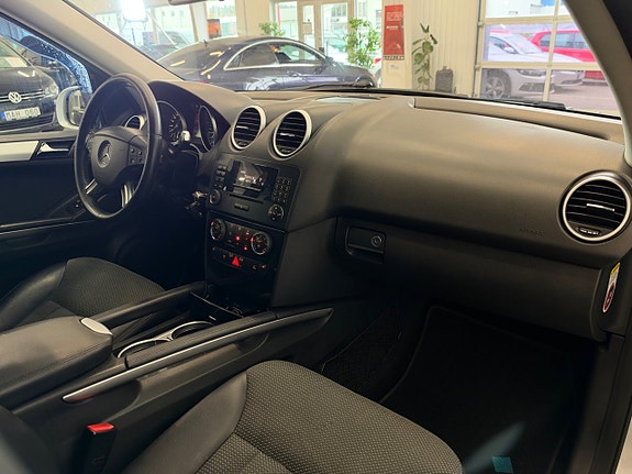 Mercedes-Benz ML 320 11 of 25