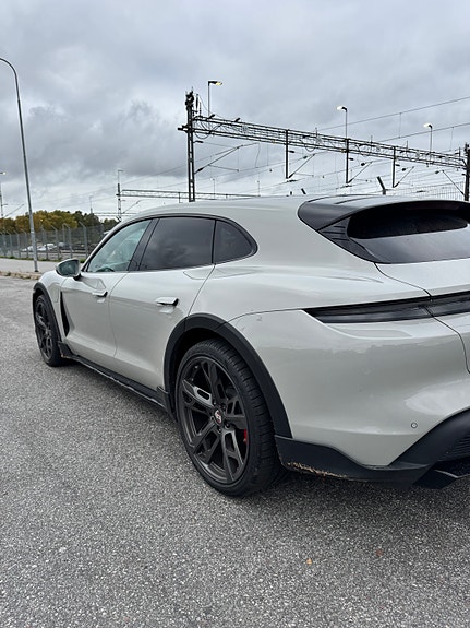 Porsche Taycan 4S 2 of 4