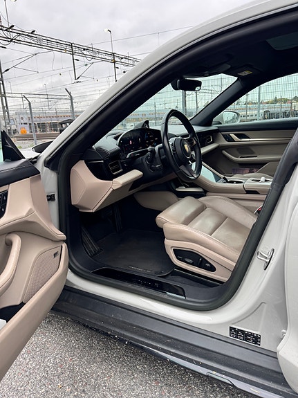 Porsche Taycan 4S 3 of 4
