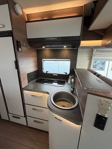 Knaus L!VE Wave 700 MEG AUTOMAT! Långbäddar & taksäng! 3500kg - B-kort AC i bodel! Stort garage! 7 of 22