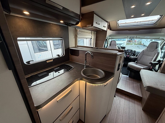 Knaus L!VE Wave 700 MEG AUTOMAT! Långbäddar & taksäng! 3500kg - B-kort AC i bodel! Stort garage! 15 of 22
