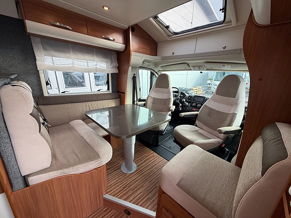 Adria Matrix Plus M 670 SC (150HK) Queensbed & taksäng! 5 bältade! Vinteranpassad! 12V takfläkt! Stort garage! 2 of 19