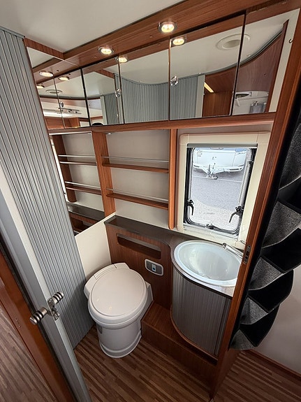 Adria Matrix Plus M 670 SC (150HK) Queensbed & taksäng! 5 bältade! Vinteranpassad! 12V takfläkt! Stort garage! 14 of 19