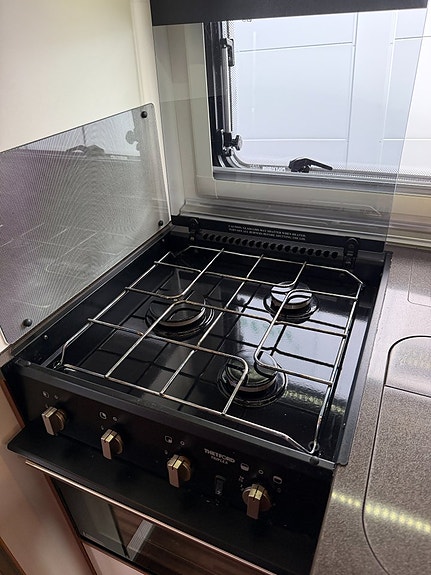 Adria Matrix Plus M 670 SC (150HK) Queensbed & taksäng! 5 bältade! Vinteranpassad! 12V takfläkt! Stort garage! 8 of 19