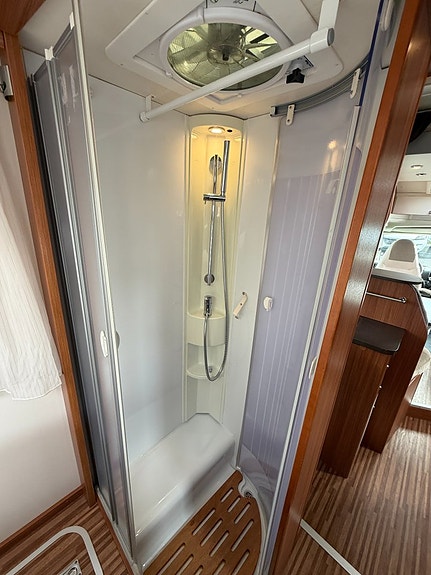 Adria Matrix Plus M 670 SC (150HK) Queensbed & taksäng! 5 bältade! Vinteranpassad! 12V takfläkt! Stort garage! 12 of 19