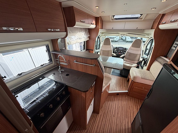 Adria Matrix Plus M 670 SC (150HK) Queensbed & taksäng! 5 bältade! Vinteranpassad! 12V takfläkt! Stort garage! 15 of 19