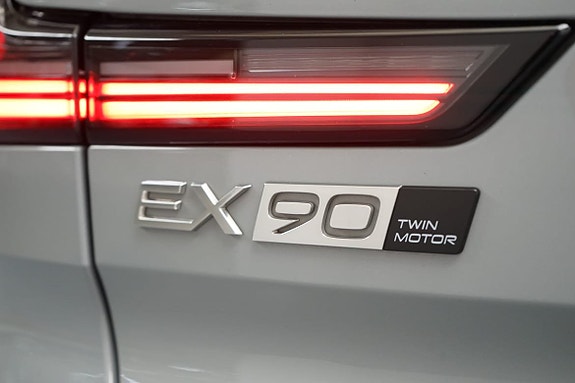 Volvo EX90 16 of 21
