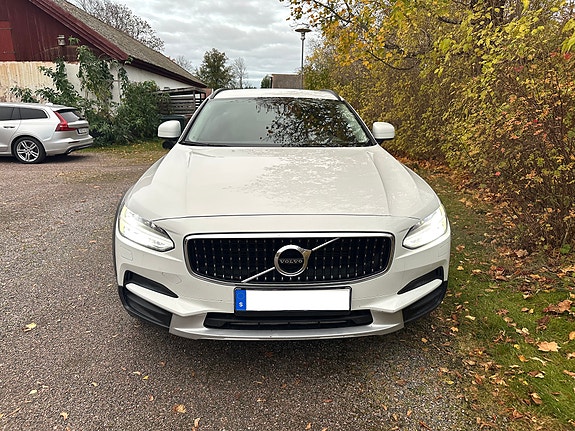 Volvo V90 Cross Country 2 of 4