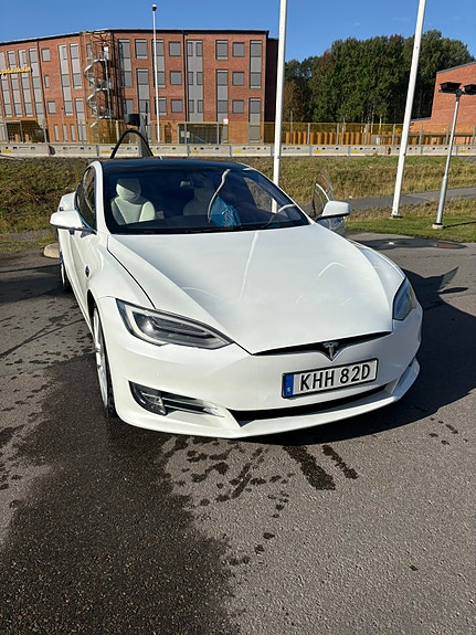 Tesla Model S 3 of 4