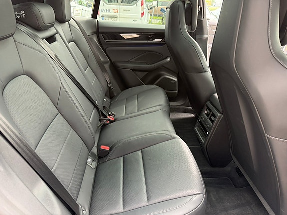 Porsche Macan 4S 8 of 12