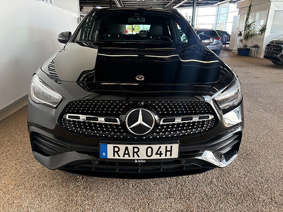 Mercedes-Benz GLA 200 2 of 9