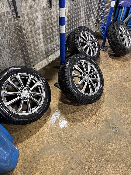 Kia originalfälg+vinterdäck Hankook DUBB