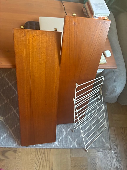 Stringhylla i teak (3 hyllplan + 2 gavlar) – Göteborg
