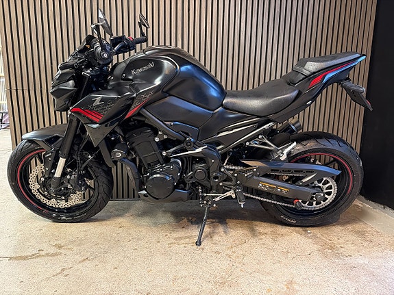 Kawasaki Z900 2 of 14