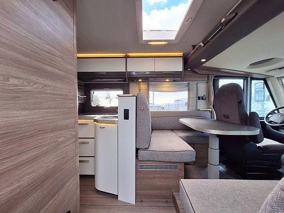 Knaus Live I 700 MEG Långbädd, Automat, Solcell, AC, Dragkrok 2 of 20