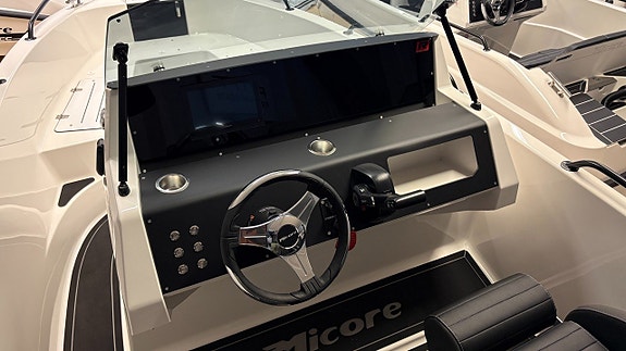 Micore 61 SC R-design - Yamaha F115 12 of 13