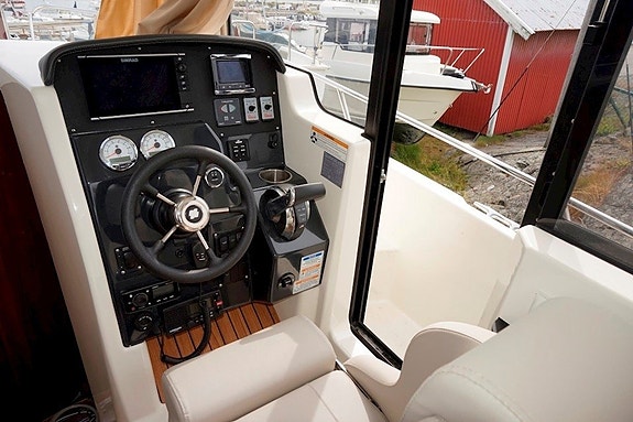 Quicksilver Captur 905 Pilothouse / Mercury 350 Verado 12 of 25