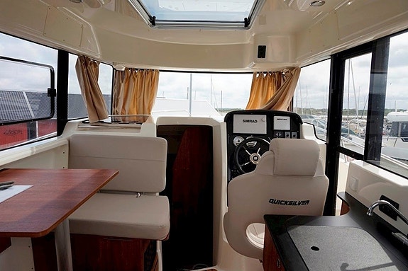 Quicksilver Captur 905 Pilothouse / Mercury 350 Verado 10 of 25