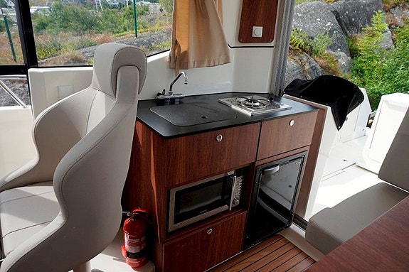 Quicksilver Captur 905 Pilothouse / Mercury 350 Verado 9 of 25