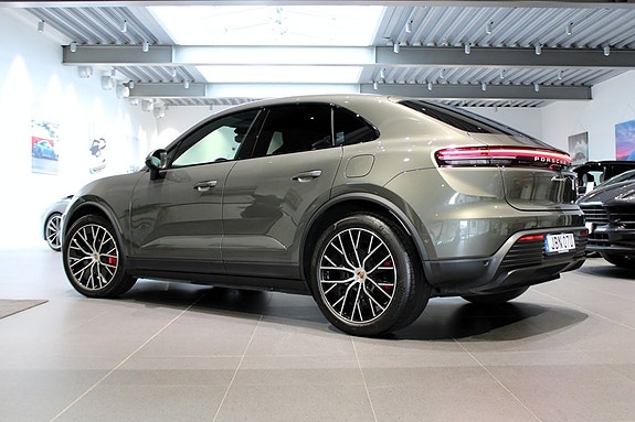 Porsche Macan 4S 2 of 16