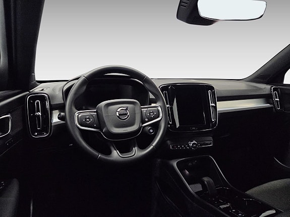 Volvo XC40 7 of 16
