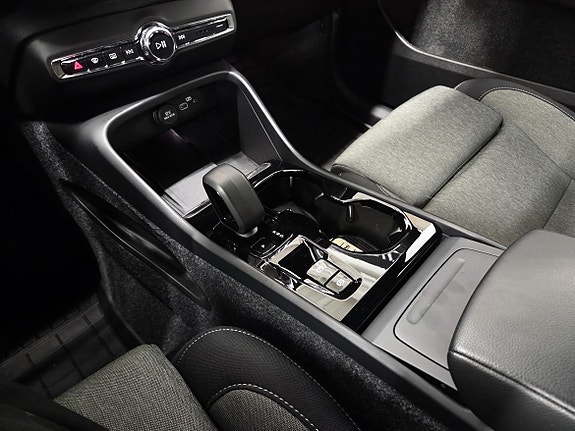 Volvo XC40 12 of 16