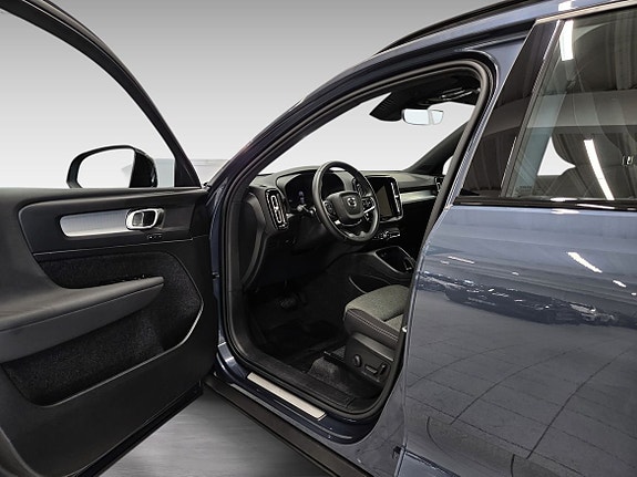 Volvo XC40 13 of 16