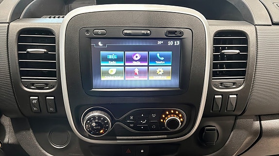 Nissan NV300 12 of 18
