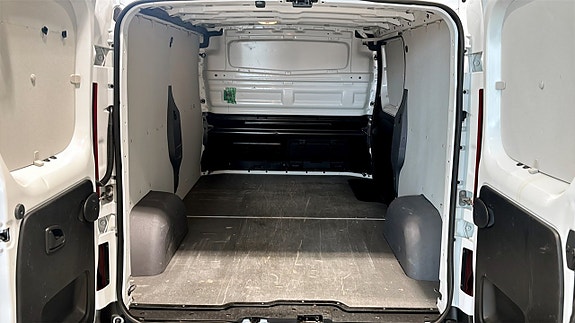 Nissan NV300 10 of 18