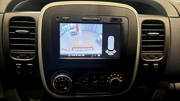Nissan NV300 17 of 18
