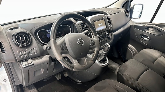 Nissan NV300 4 of 18