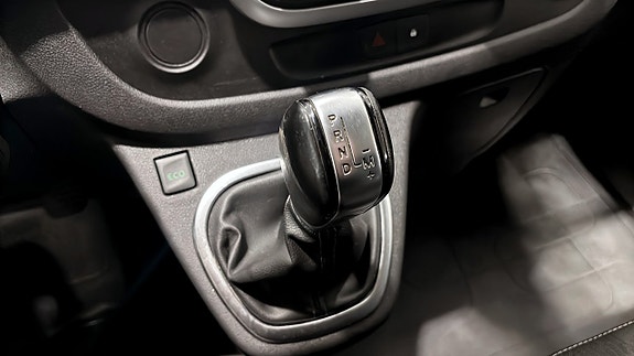 Nissan NV300 16 of 18