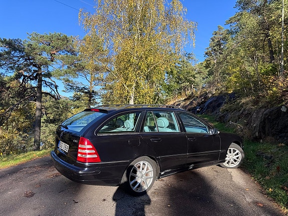 Mercedes-Benz C320 5 of 8