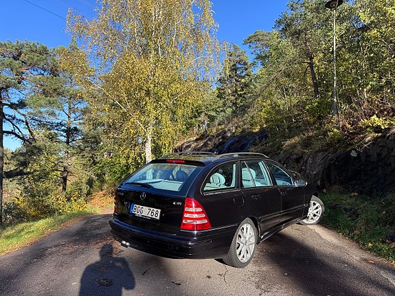 Mercedes-Benz C320 4 of 8