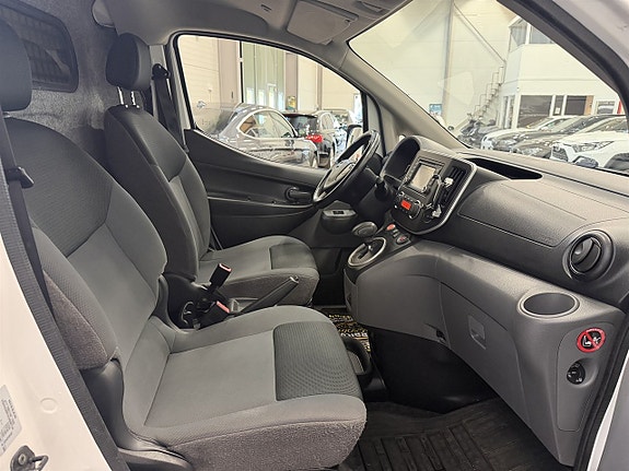 Nissan NV200 10 of 18