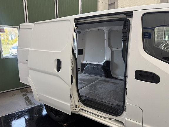 Nissan NV200 8 of 18