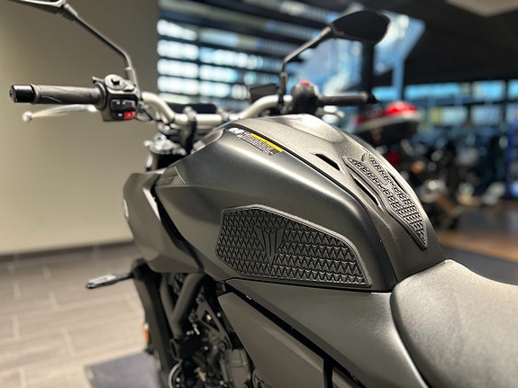 Yamaha MT-07 / Tankpads / Endast 380 mil! 11 of 17